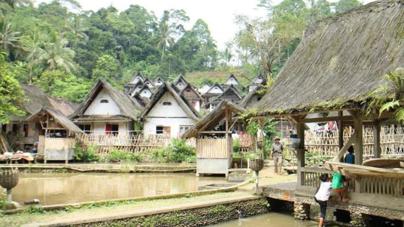 Merasakan Hidup Ala Lokal: Pengalaman Tinggal di Desa Adat